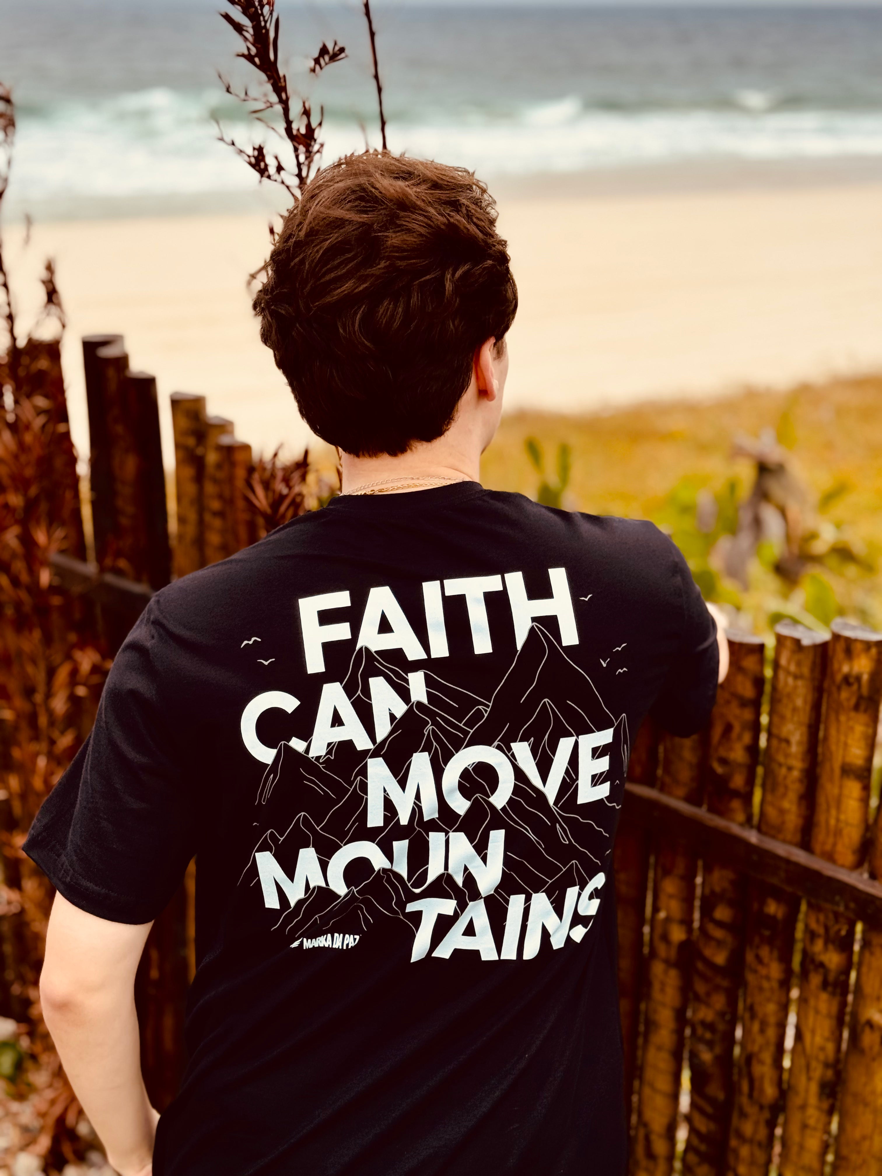 A fé move montanhas (camiseta preta)