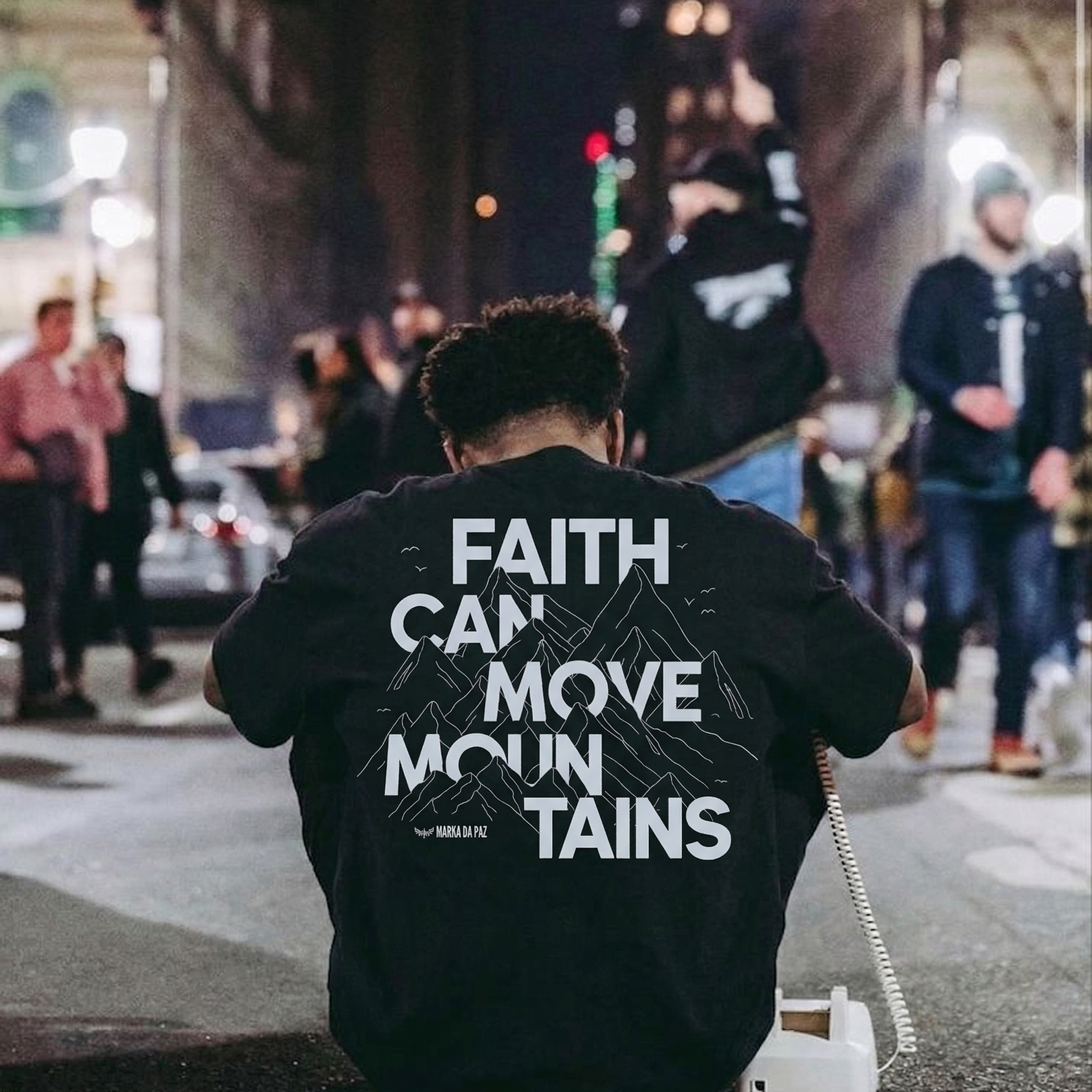 A fé move montanhas (camiseta preta)